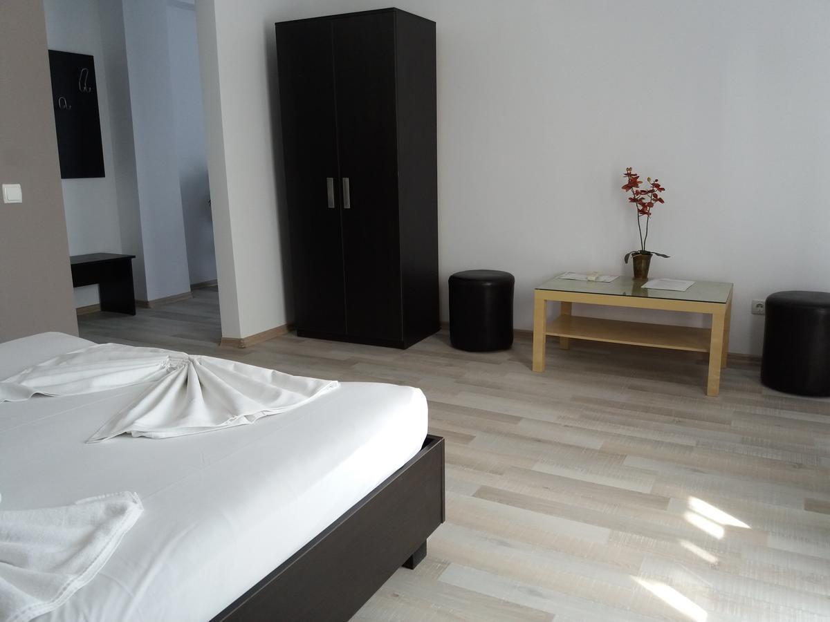 Hotel Blue Wave à Năvodari Extérieur photo