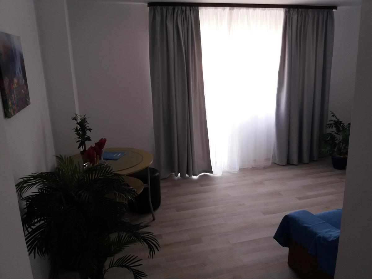 Hotel Blue Wave à Năvodari Extérieur photo